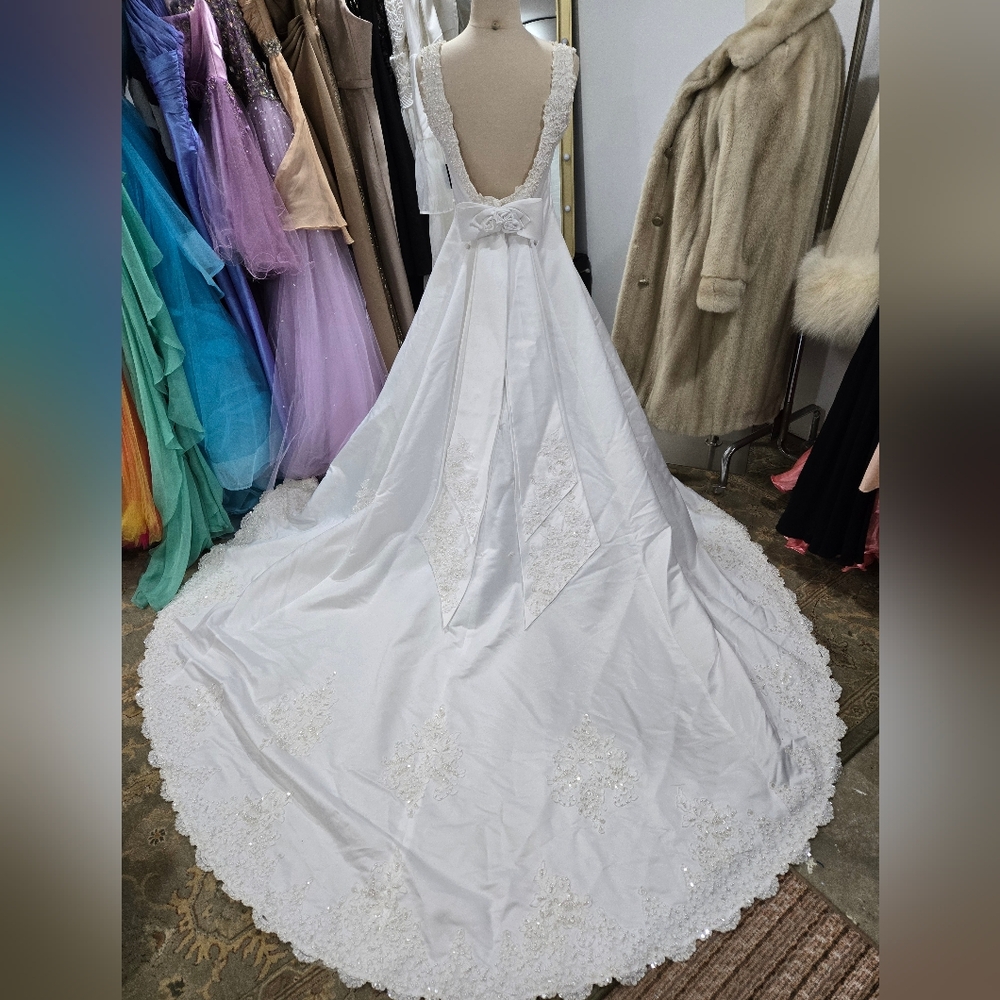 David's Bridal Lady Eleanor, Wedding Gown with Long Bow